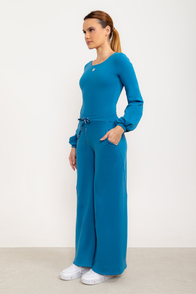 Calça flare Entusiasmo de cintura alta com bolsos laterais e tecido tecnológico - Azul Cobalto ROWA DROP2