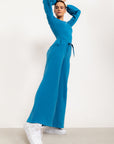 Calça flare Entusiasmo de cintura alta com bolsos laterais e tecido tecnológico - Azul Cobalto ROWA DROP2