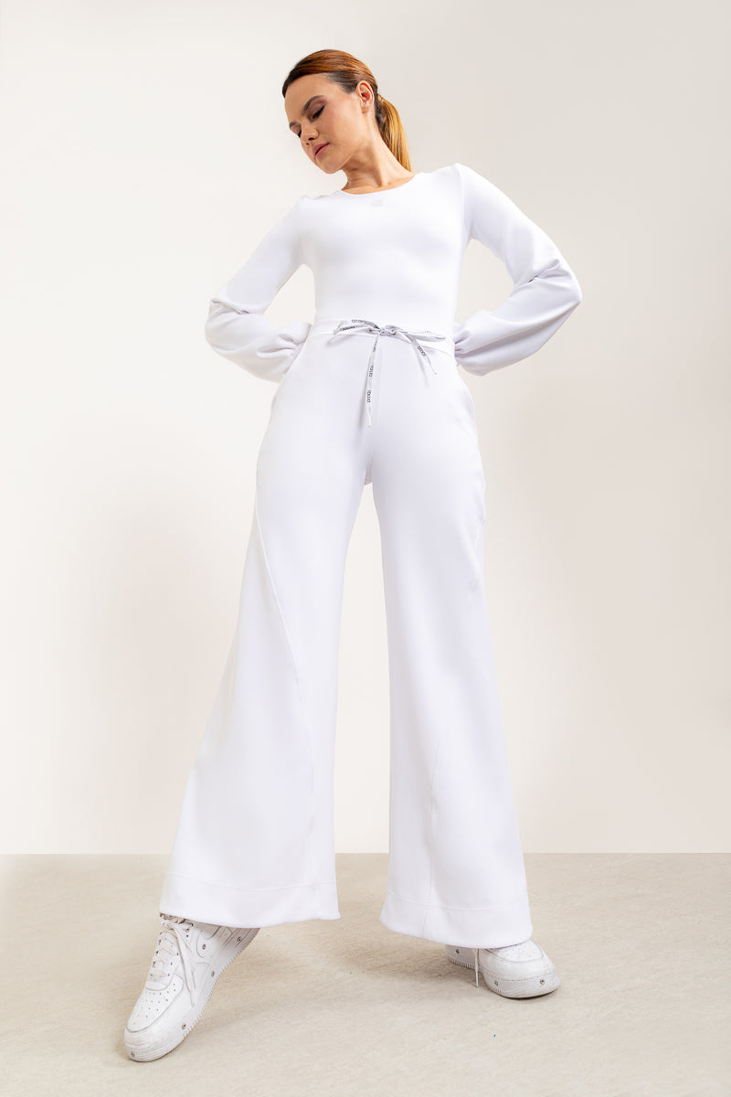 Calça flare Entusiasmo de cintura alta com bolsos laterais e tecido tecnológico - Branco ROWA DROP2