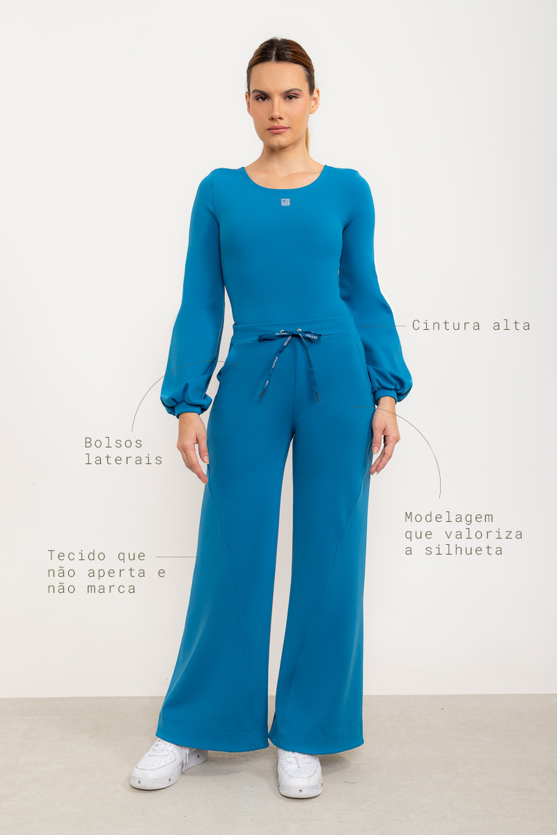 Calça flare Entusiasmo de cintura alta com bolsos laterais e tecido tecnológico - Azul Cobalto